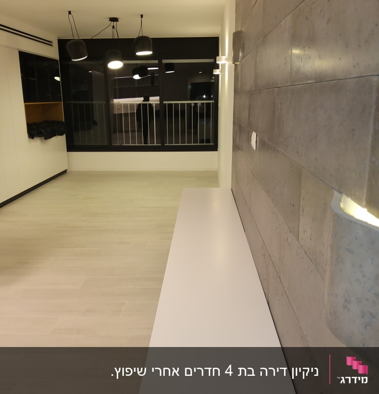 חדר עם רצפה נקייה וקיר בטון